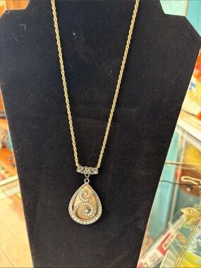 Elegant Gold-Tone Teardrop Pendant Necklace with Crystal Accents